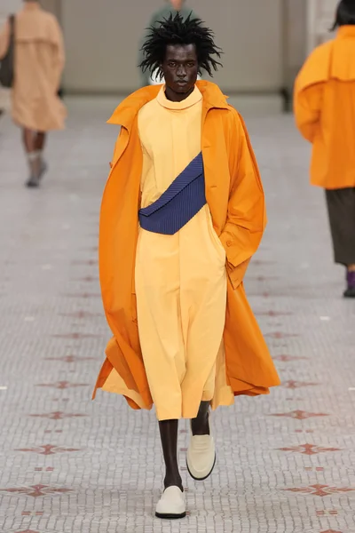 Look 18